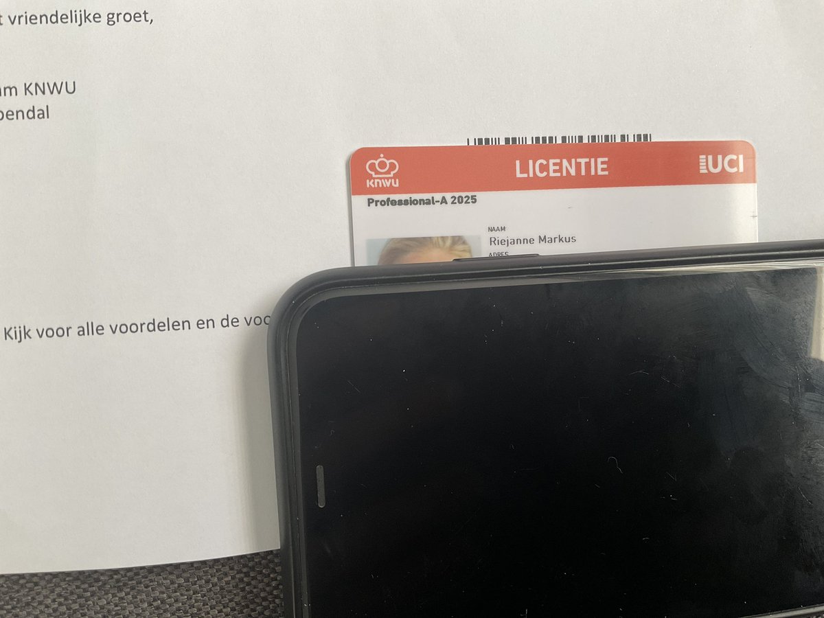 eeefff92's tweet photo. Hi @KNWU gaat dit goed? Kryg licentiepas van een prof binnen op myn adres. Ligt myne by haar of zyn mn gegevens nu bij een onbekende bezorgd? Slordig.. Hoe lossen we dit op en wat is er gebeurd met myn gegevens? Mag ik als clubrenster nu ook de Tour starten? ;-) gr niet-Riejanne https://t.co/e7P5oqJsBi