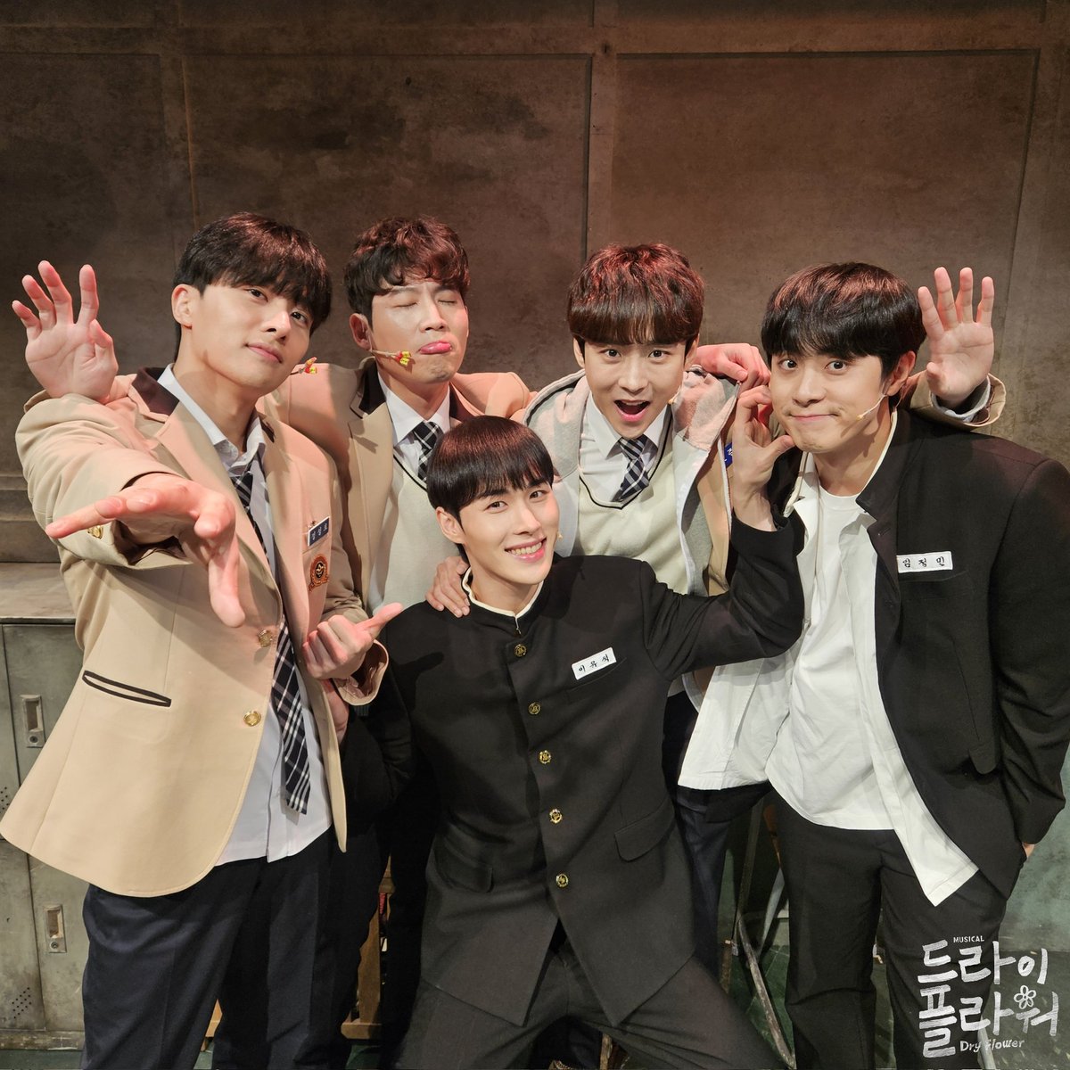 [𝘿𝙍𝙔 𝙁𝙇𝙊𝙒𝙀𝙍]
: 𝙂𝙊𝙊𝘿𝘽𝙔𝙀 𝘿𝙍𝙔 𝙁𝙇𝙊𝙒𝙀𝙍

🌼 페어막 사진 공개

❝ 지나가는 모든 순간을
함께 하는 빛이 될 수 있길 ❞
-
𝟮𝟬𝟮𝟰.𝟬𝟵.𝟮𝟰 - 𝟭𝟮.𝟬𝟲
예스𝟮𝟰 아트원 𝟮관

#뮤지컬 #드라이플라워 #네버엔딩플레이 #가보자