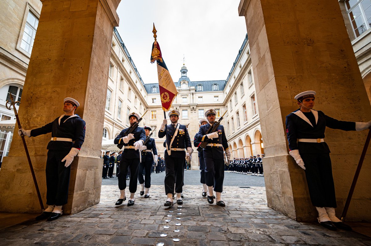 Depuis hier, la Marine a l’honneur de compter  dans ses rangs quatre nouveaux grands serviteurs. A l’Hôtel de la  Marine, ils ont reçu le grade honorifique de quartier-maitre d’honneur.