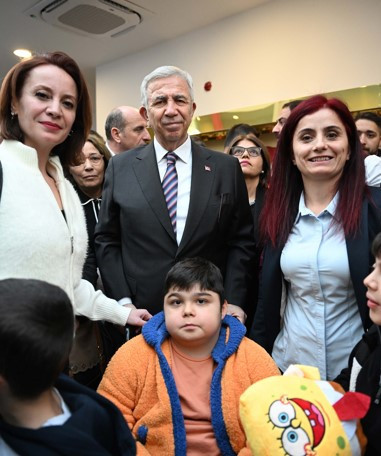 DMDTurkiye's tweet photo. 🎈Ankara Büyükşehir Belediye Başkanı Mansur Yavaş, 3 Aralık Dünya Engelliler Günü kapsamında kurulan Engelsiz Spor ve Oyun Merkezi ile Engeliler Hizmet Birimlerinin açılışını gerçekleştirdi.

🎈Davet üzerine Duchenne Kas Hastalığı ile Mücadele Derneği Ankara Ekibi olarak bizlerde katılım sağladık.

🎈Sayın Başkanımıza ilgilerinden dolayı ve  açılışı yapılan merkezi için şükranlarımızı sunuyoruz. 

#3AralıkDünyaEngellilerGünü

@yavasmansur 
@abbbasin
@ankarabbld
@dmdturkiye