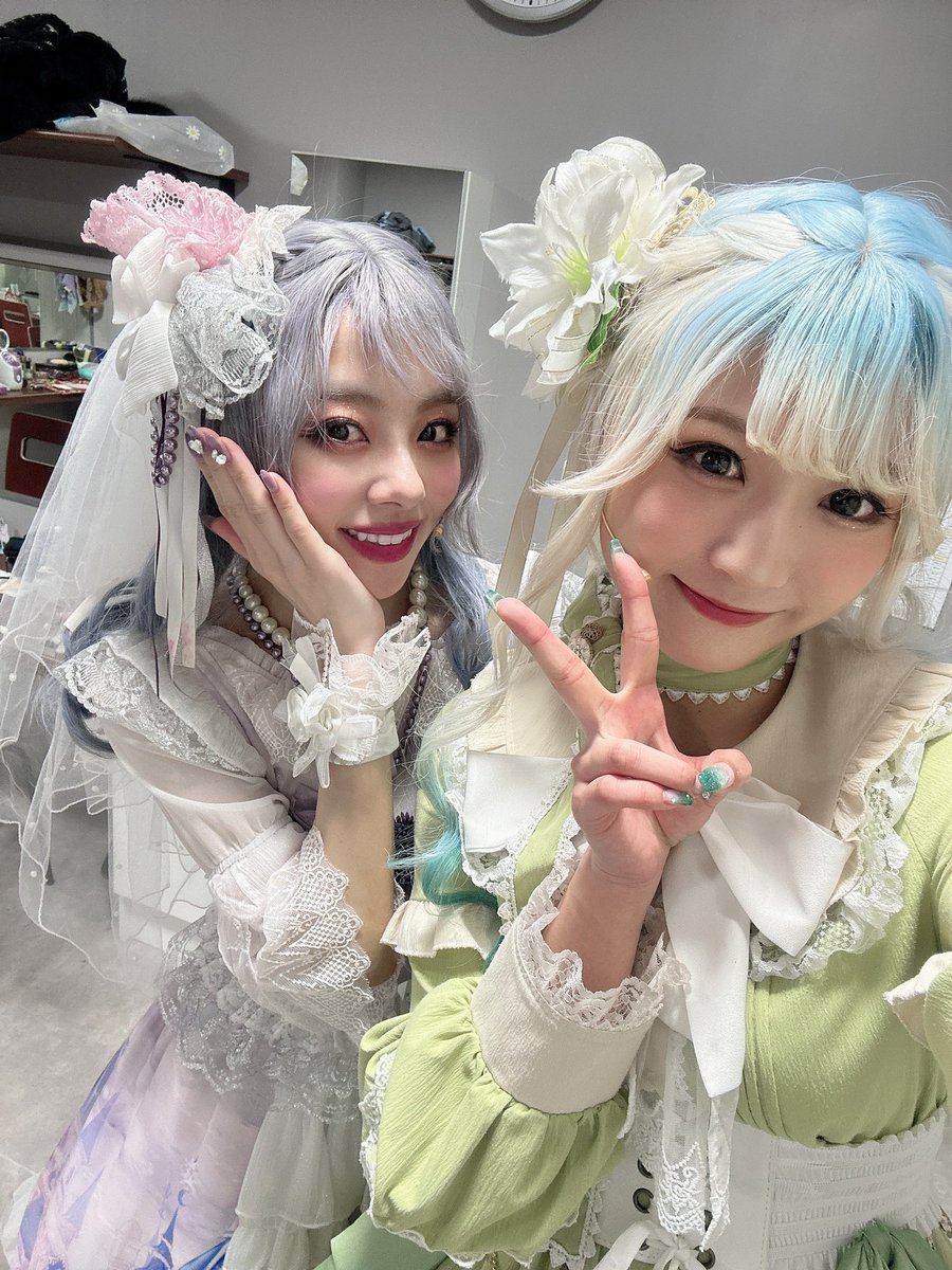 #NeoDoll
ご観劇いただきありがとうございました♡

スズラン役の美音ちゃんと
アザミ役の真洋ちゃん、👩🏻‍❤️‍👩🏻

特に絡むことが多い2人！
楽屋でも挟まれてる。かわいいふたり🌼