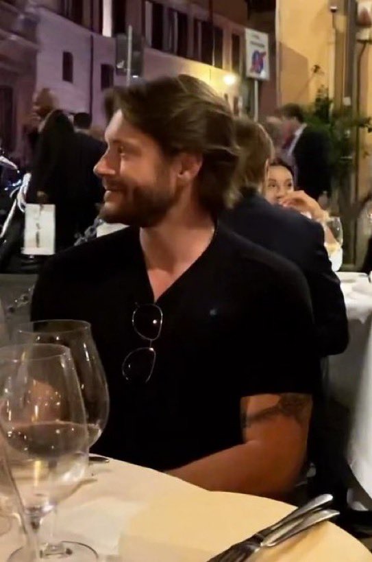 lnfourss's tweet photo. I love when jensen turns his head and his hair is flicky 🫶🏽 https://t.co/43FDBTSEEt