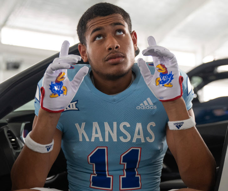 "It’s an absolute blessing to be a part of this team officially. I am looking forward to helping this team as much as I can to give it what it deserves and what it’s given to me."

- Adrian Holley tells Jayhawk Slant on signing with KU. 

LINK:
kansas.rivals.com/news/signing-d…