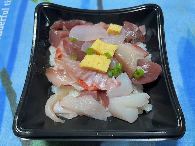 Q5s7eQKsMHqRuk5's tweet photo. 今日の晩ご飯🍚🥢
ヘルシーなお寿司🍣を頂きました😋💫
デザートにケーキ🍰なんぞ頂きました😊 https://t.co/ZdKtnVuslM