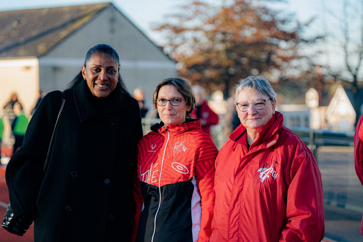 [PISTE D’ATHLÉTISME] 
La piste d’athlétisme de #CosséLeVivien porte officiellement le nom de Marie-José Pérec. 
Une matinée historique pour la commune ! 🤩
Merci à la <a href="/FFAthletisme/">FFAthlétisme</a> d’avoir rendu cela possible !
