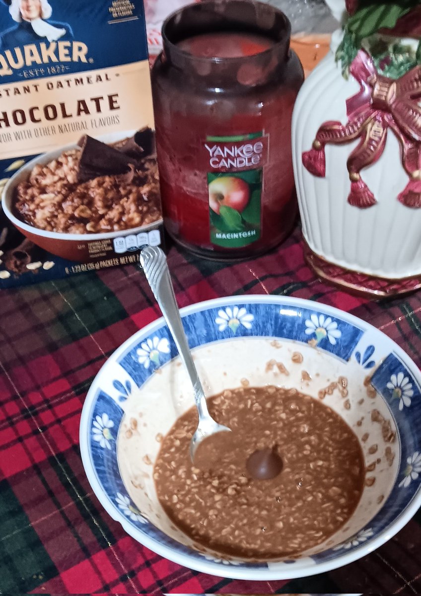 Julssszz1's tweet photo. Tried the Chocolate oatmeal this morning. Not bad with a little sugar. My FAVORITE is still maple & brown sugar.@Quaker
#HotBreakfast https://t.co/fPIma5pX1B