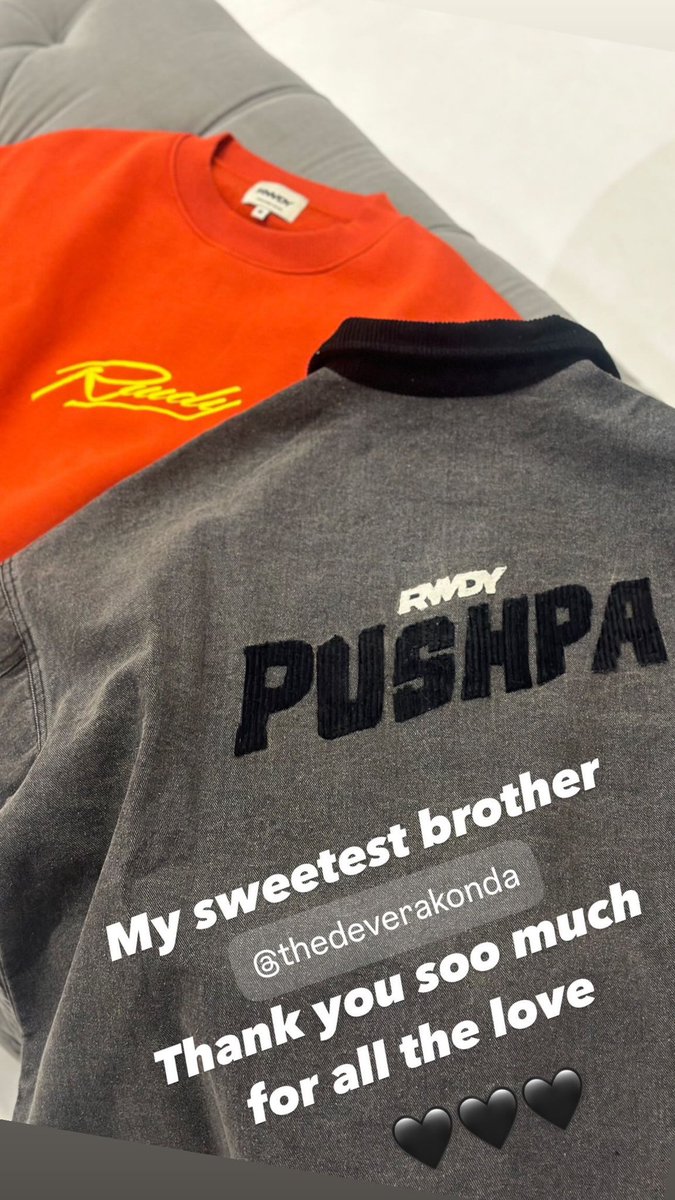 VDTrendsOffl's tweet photo. BROTHERHOOD BEYOND BOUNDARIES ❤️‍🔥 

The #RWDYForAA tradition continues. 

Here’s wishing #AlluArjun sir,  #Pushpa2 all the very best for the release tomorrow. 

Bunny anna was always there for #VijayDeverakonda and the love is reciprocated now. 

@TheDeverakonda @alluarjun https://t.co/azUO3usQXO