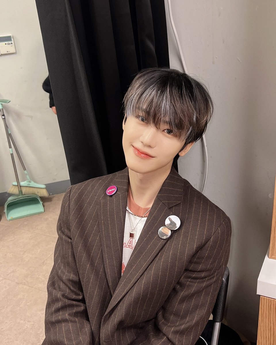 Bringing in that classic energy! A smile that’s not too loud, but just enough to brighten the frame. The pins on the blazer add this fun detail, like tiny accents that pull the whole look together. This one’s giving ‘effortlessly cool’—just saying!