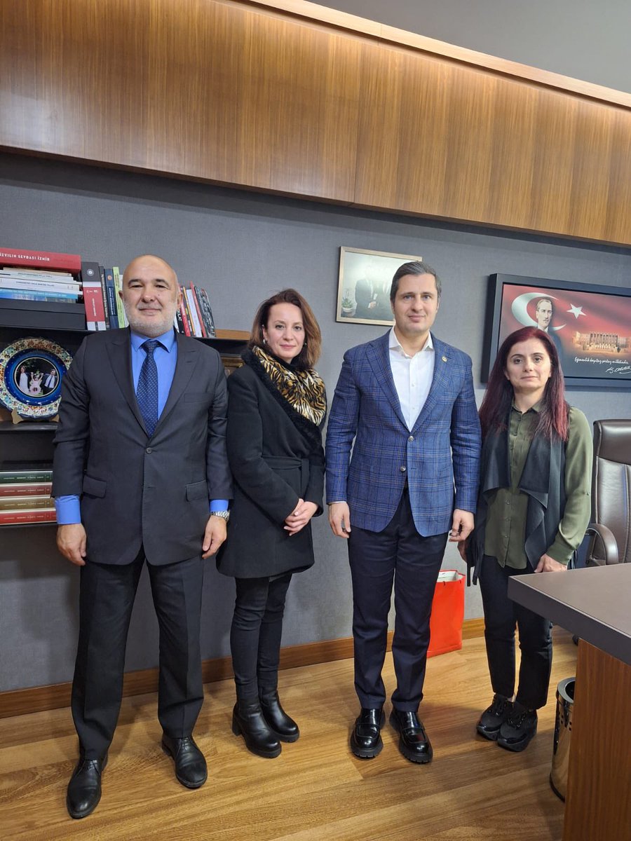 CHP Genel Başkan Yardımcısı ve parti sözcüsü İzmir Milletvekilimiz sayın Av. Deniz Yücel Beyfendiye Dmd hastası çocuklarımız için vermiş oldukları destek için çok teşekkür ederiz. 
Evlatlarımızı toplumsal farkındalık ve bilim kurtaracak anlayışı ile mücadelemize devam ediyoruz.