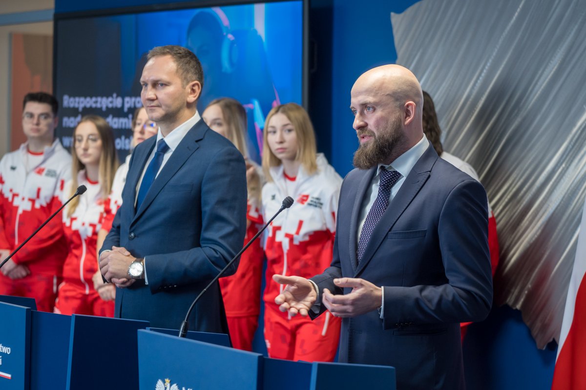 Ministerstwo Cyfryzacji wesprze rozwój esportu w Polsce!

Na dzisiejszej konferencji z udziałem wiceministra cyfryzacji <a href="/RafalRosinski79/">Rafał Rosiński</a>, prezesa PZE Łukasza Trybusia i "złotej" reprezentacji <a href="/eSport_Polska/">Narodowa Drużyna Esportu</a> padła deklaracja powołania interdyscyplinarnego zespołu eksperckiego. Na