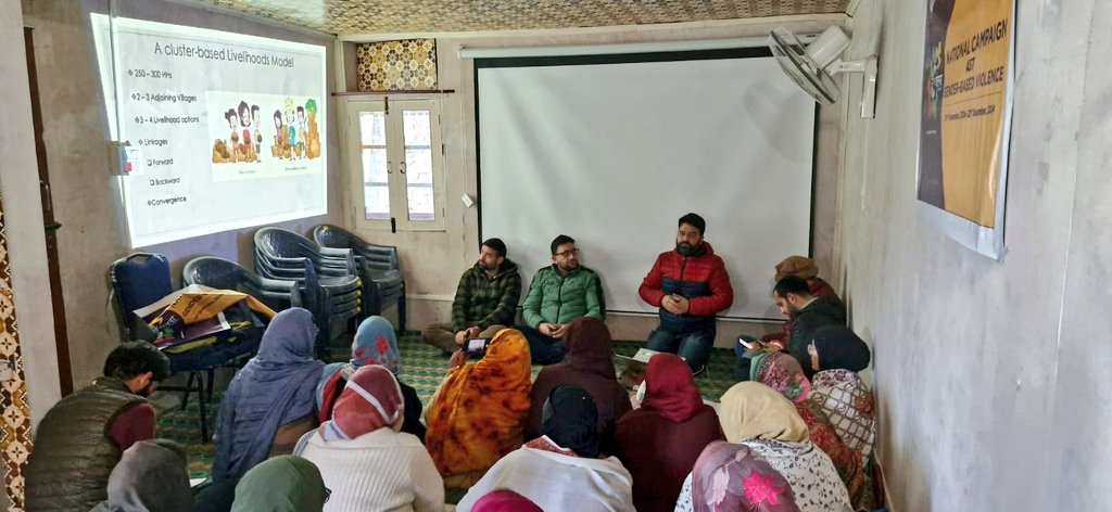 JK_NRLM's tweet photo. A day long Training &amp; orientation prog on Integrated Farming clusters &amp;Producer groups formation today was  conducted by SPM Farm Livelihoods &amp; CBBO JKRLM team.DNO Ramban, BPMs ,along with the  SHG members actively participated, ensuring effective implementation of interventions. https://t.co/FSn5t7zubP