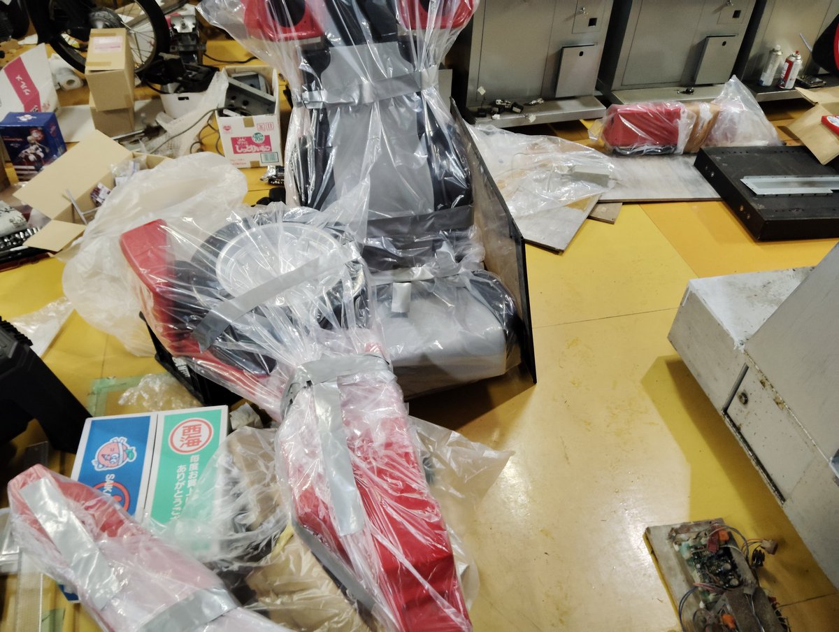 先日、ある場所にバラバラのまま十数年眠っていたアウトランDX筐体のお話をいただき、引き取ってきました。

それなりに傷みはありますが主要な部品は揃っていて、修復中のものと一緒に次の店で動かせればと思っています。

スタンダードとの違いも色々と興味深く、楽しみながら整備していきます。