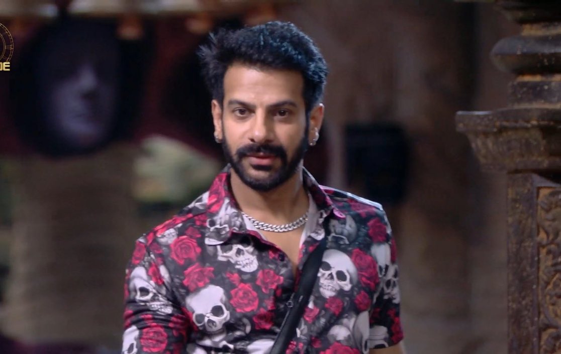 Vayuhere's tweet photo. Challenging Post 

Assemble Karanveer Fam

300RTs and 500Likes if you are tweeting in this trend. 

And drop 50comments using this tagline!!

" ROWDY ERA OF KARAN VEER " 
#KaranveerMehra #BiggBoss18 https://t.co/BMuaF6kDTi