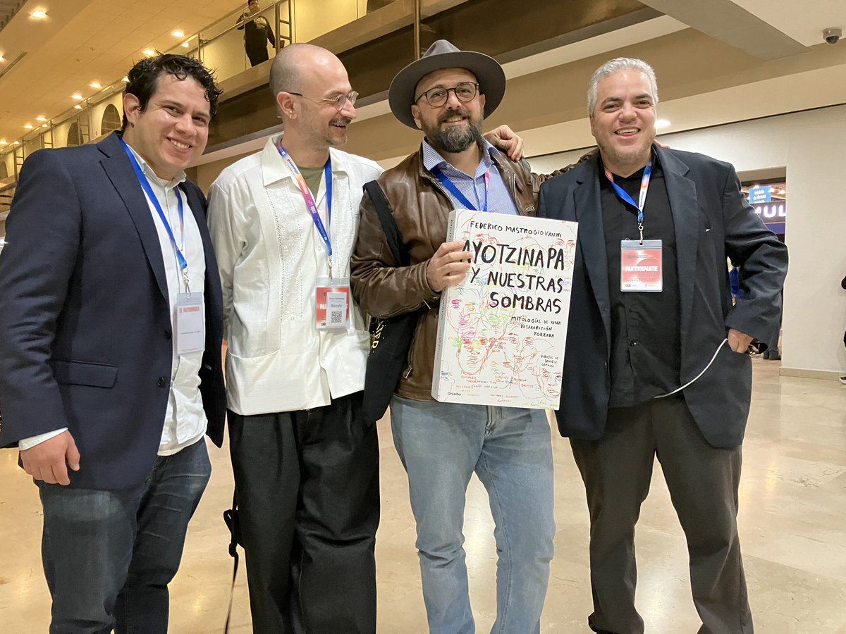 Fedemast's tweet photo. Regreso de la @FILGuadalajara contento y agradecido.
Fue hermoso compartir este libro con tanta gente.
@SoyMarAlvarez @CatalliDaniele @penguinlibrosmx https://t.co/SBOiMbdj42
