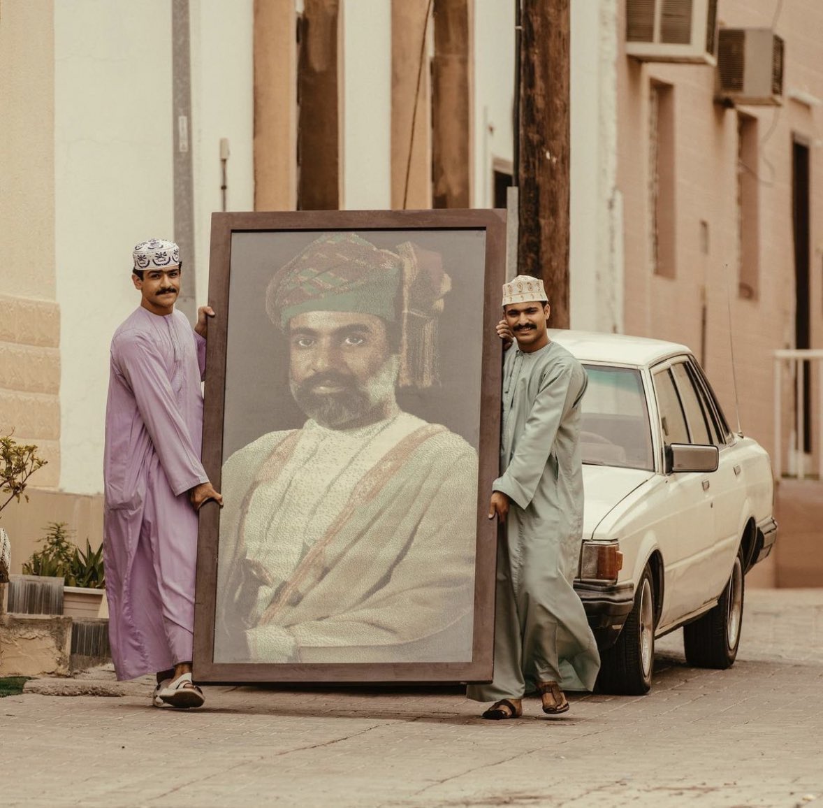 "لكم في جبين الدهر ذكرٌ مبجلٌ
وأفعالكم بيضــاءُ للخير تشهـدُ".