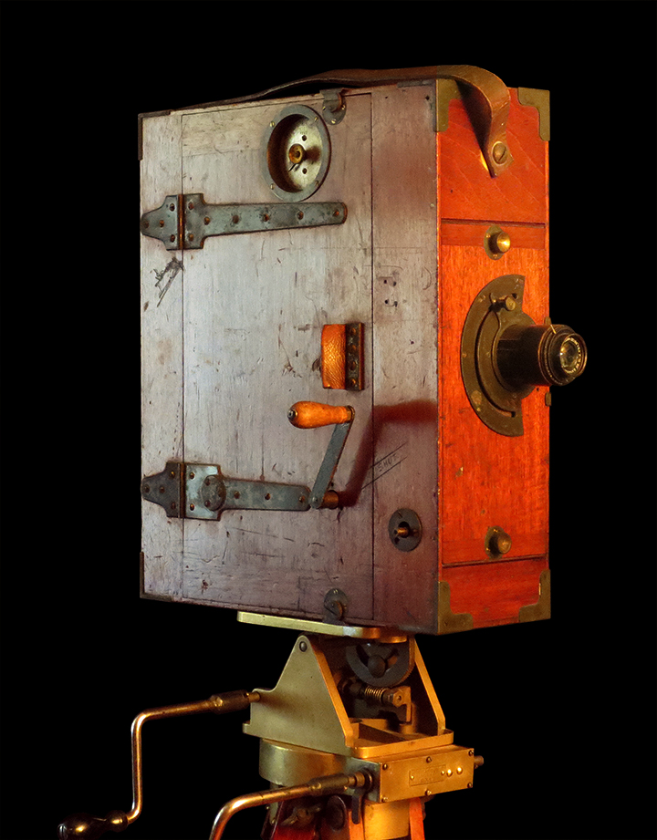 RealPreCinema's tweet image. They formed the @Cinematograph Company Ltd. and began producing cameras that would last long into the silent era and become a go-to camera of the early studios.

The Moy and Bastie camera of 1900 is pictured, from the Internet #Encyclopedia of #Cinematographers.