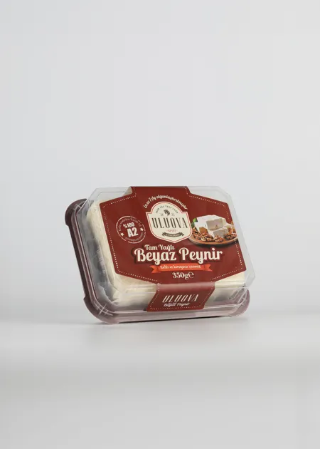 akifhut's tweet photo. Aşağıdaki paylaşım değerli olduğu kadar acı ve ibretlik bir hakikattir..! Paylaşımda bahsi geçen durumları fenâ biçimde yaşıyorum..
- Peynir sunuyorum, yanlış anlamayın ama filan markaların ürünlerinin renkleri bundan daha güzel diyor.
O markaların ne yaptığını, nasıl renklendiriciler kullandığını iyi biliyorum. Sağlık için doğallığı korumak uğruna albeni oluşturmamanın cezasını çekiyorum.
- Peynir sunuyorum, filan markaların râyihâsı, kokusu ve lezzeti daha güzel diyor.
Sağlığı ve doğruluğu düşünüp o markalar gibi aroma vericiler, lezzet artırıcılar kullanmadığım için o markaların ürünleri karşısında kendi ürünlerimi anlatmakta zorlanıyorum.
- O markaların ürünlerinin ömrü uzun oluyor,
çünkü onlara koruyucu katılıyor, bu katkı da ürünü yönetmeyi çok kolay hâle getirerek mâliyetleri düşürüyor..
Uluova ürünlerine koruyucu katmıyoruz, sürekli taze üretiyoruz.
Kıvam artırıcılarla kıvam artırmıyor, yoğunluk ayarı yapmıyor, bitkisel yağ ile bol yağlı görüntüsü vermiyoruz.
Tüm kimyasal ve katkılardan uzak duruyoruz.
Anlaşılmakta zorlandığımız için çok yoruluyor çok üzülüyoruz..
Bu işi yaptığım sürece katkısızlık ve doğruluktan ayrılmamaya kararlıyım.
Bu kararımı sürdüremezsem bu işi yapmam.
İdeolojim "önce sağlık, sonra iyi yaşam"
Ürettiğime güvenenleri utandırmam..