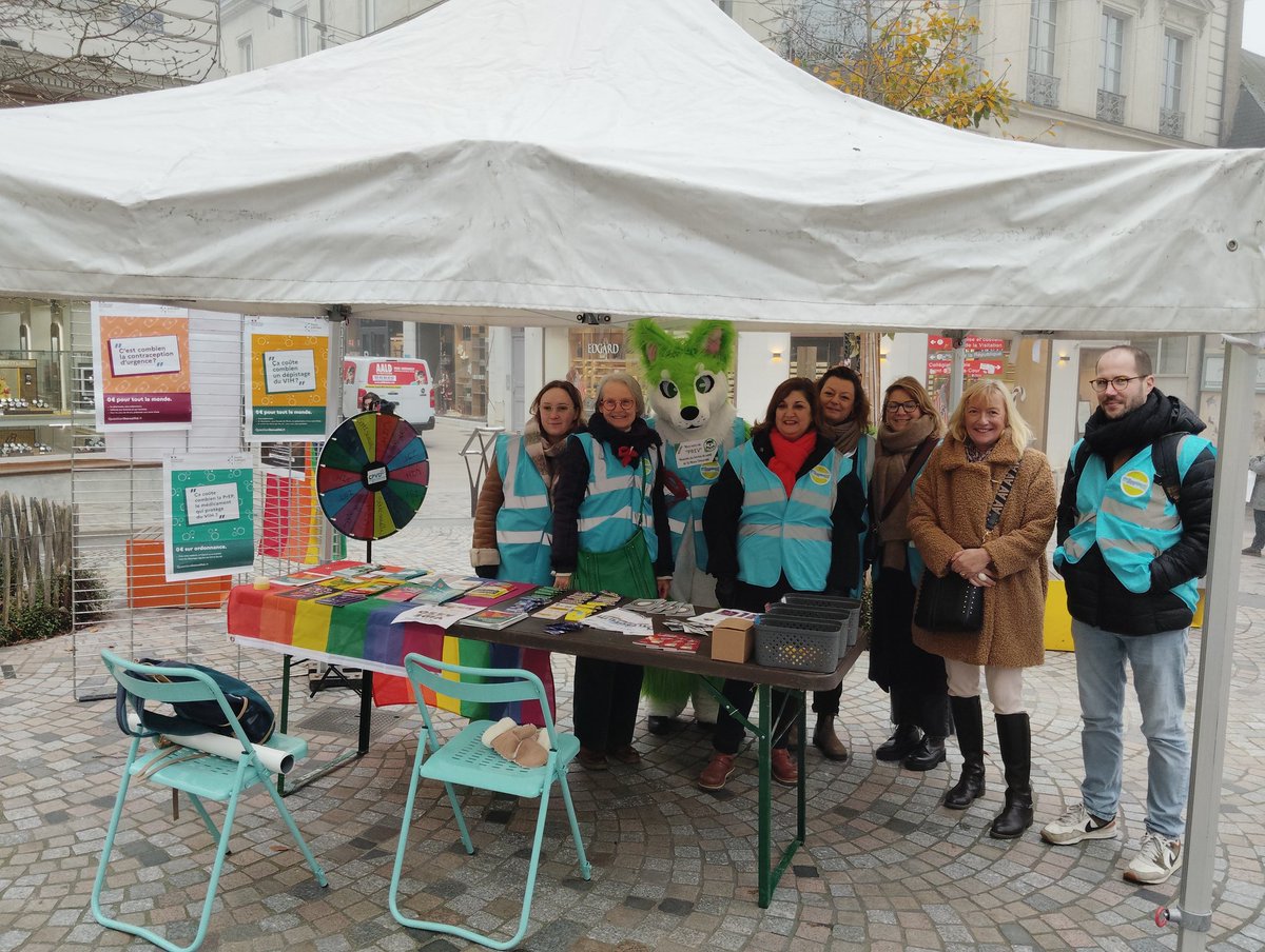 #LeMans Dans le cadre de la journée mondiale de lutte contre le sida, Catherine BRÛLÉ-DELAHAYE, adjointe à la prévention, visite les stands où des actions de sensibilisation et de dépistage sont réalisées auprès de la population.
#prevention #vih