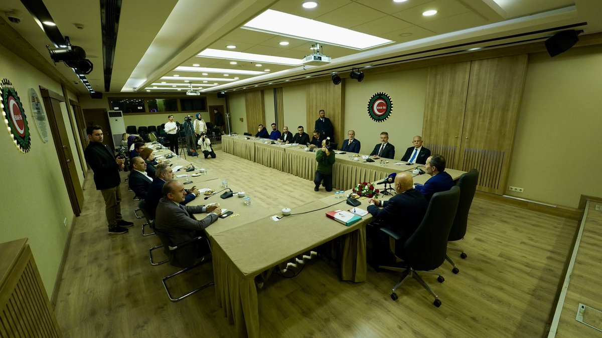 rprefahpartisi's tweet photo. Genel Başkanımız Dr. Fatih Erbakan, Hak-İş Genel Başkanı Mahmut Arslan’ı ziyaret etti. https://t.co/gW3n4tCiWa