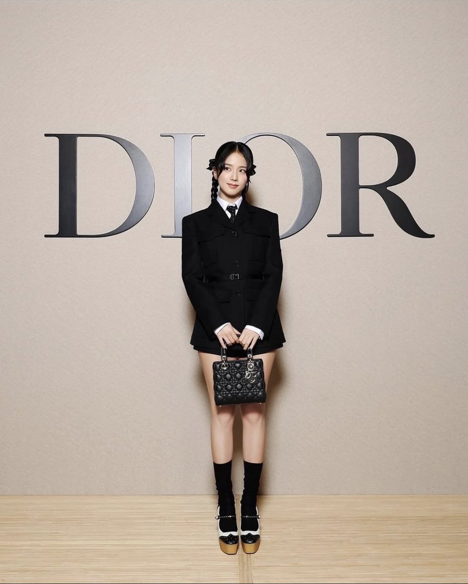 jisooth_news's tweet photo. L’Officiel Thailand ลงประกาศว่า งาน Dior Gold House เป็นงานไพรเวทอีเว้นท์ยิ่งใหญ่

📅วันที่ 6 ธค เวลา 18.00 น.
🏢โรงแรม Park Hyatt กรุงเทพฯ

จำกัดคนเข้า 500 คน ❗️
ประตูจะเปิดให้เข้าตั้งแต่ 15.30 น. ใครมาก่อนได้ก่อนนะคะ

อย่าพลาดโอกาสมาเจอจีซูกันค่ะ 🥰

#JISOO @officialBLISSOO https://t.co/zEMK6d24Gb