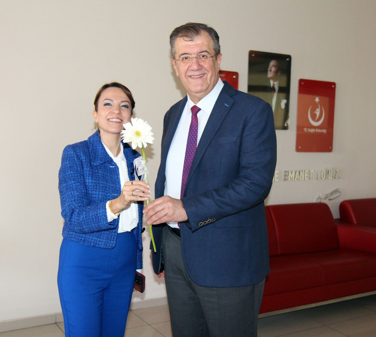 112 Acil Sağlık Hizmetleri Haftası kapsamında İl Ambulans Servisi Başhekimi Dr.Gürcan Güven ve İl Ambulans Servisi çalışanları, İl Sağlık Müdürümüz Uz.Dr. <a href="/BERNABeozturk/">BERNA ÖZTÜRK</a> ’ü ziyaret etti.
Başhekim Güven ve ekibi, Müdürlüğümüz birimlerini de dolaşarak çalışanlarımıza çiçek dağıttı.