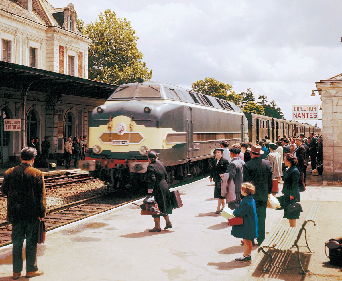 CheminsdeFerTC's tweet image. Un Bordeaux - Nantes tracté par une =&amp;gt;#CC65000 fin 50's entre à #Clisson (44) pour un arrêt attendu. La foule des voyageurs prêts à bondir dans la rame suggère qu'il n'y a pas d'autres moyens de rallier la Préfecture plus au nord.
📷Yves Broncard, source : cfchanteraines.fr