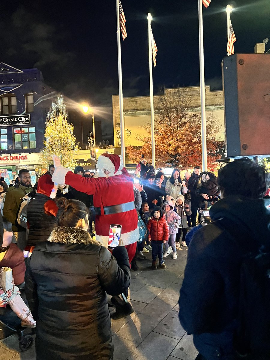 kzadrogahart's tweet photo. Lots of warmth and love ❤️ to give here on this Giving Tuesday at the Pedestrian Plaza tree 🌲 lighting  in downtown Jersey City. #christmas #christmastreelighting  #jerseycity #jerseycitynj #happyholidays #teamodea #ourcityourchoice #downtownjerseycity https://t.co/S5whj8ERP7