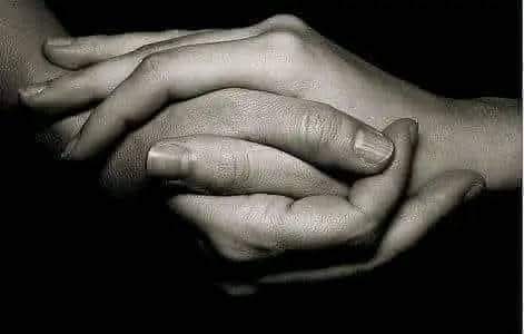 كانت أمنيتي بسيطة جدا    أن لاينتهي الطريق بيننا ٠٠
أن لاتموت فينا أصدق مشاعرنا ٠٠
أن لاتتوقف رسائلنا ٠٠
أن نحيا طول العمر بنفس شعورنا الأول ٠٠ لكن هيهات انها الحياة ٠٠ 💔💙