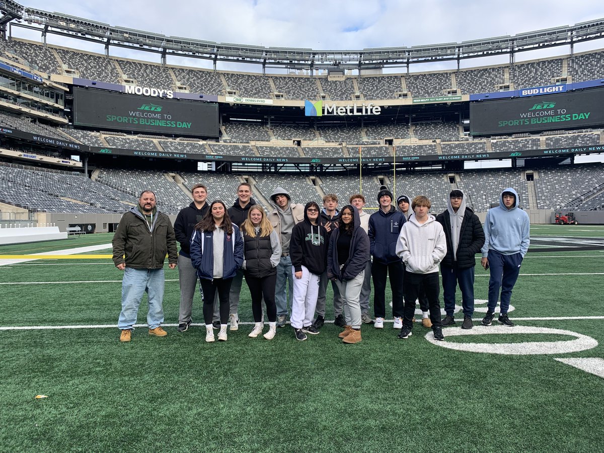 At the NY Jets Business Day, students in our Sports Entertainment and Marketing class at JJ met with various departments including Analytics, Finance, and Sales.They'll implement what they have learned into their future marketing projects! <a href="/drbonkwcsd/">Dr. Dwight Bonk</a> <a href="/NYJetsPR/">NYJ Communications</a> <a href="/johnjayseniorhs/">Mr. Kedzielawa</a>