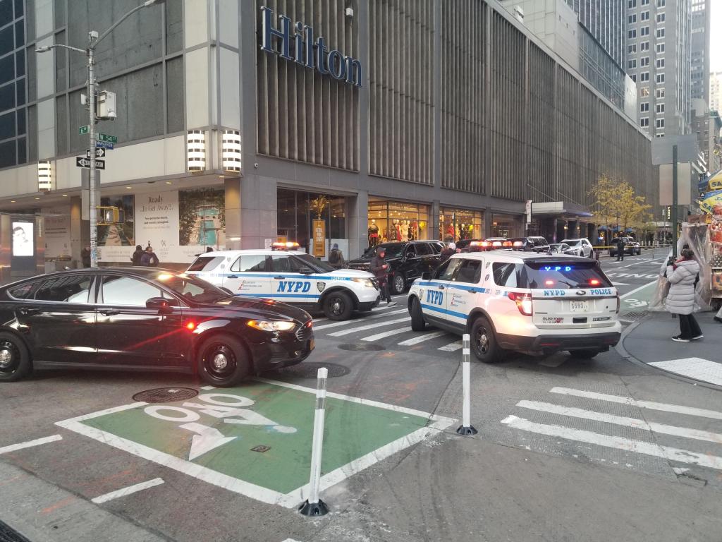CEO of UnitedHealthcare fatally shot outside of Hilton hotel in Midtown in possible targeted attack: sources trib.al/FJBTsWc
