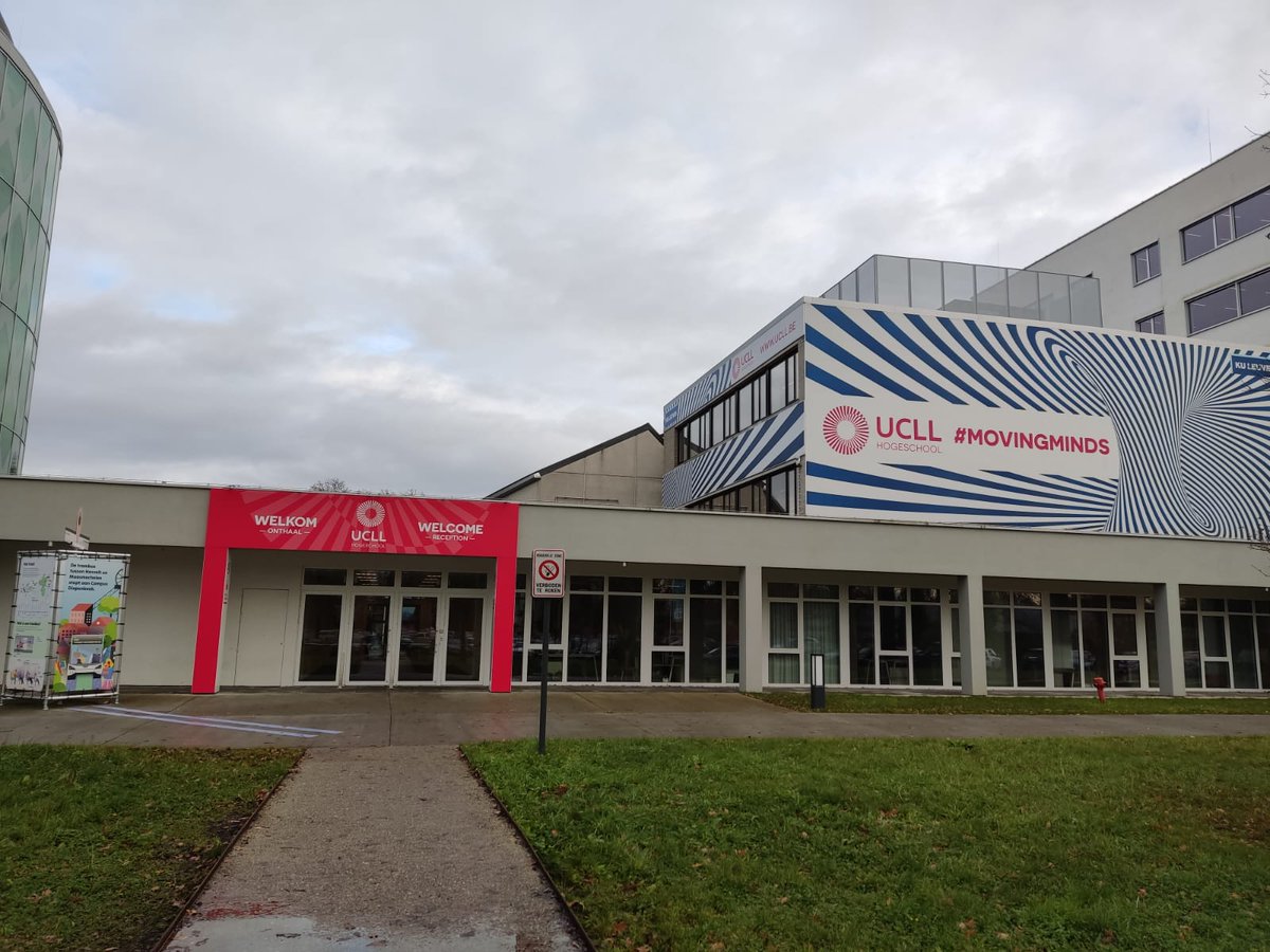 🧑‍🏫 Collega Rafke gaf deze week enkele gastlessen aan studenten vastgoedmanagement op de <a href="/AP_Hogeschool/">AP Hogeschool</a> en <a href="/hogeschoolUCLL/">Hogeschool UCLL</a> rond discriminatie op de #woonmarkt. Onderzoek wijst er namelijk op dat je zo vroeg mogelijk begint met makelaars op te leiden. Jong geleerd is oud gedaan 👀