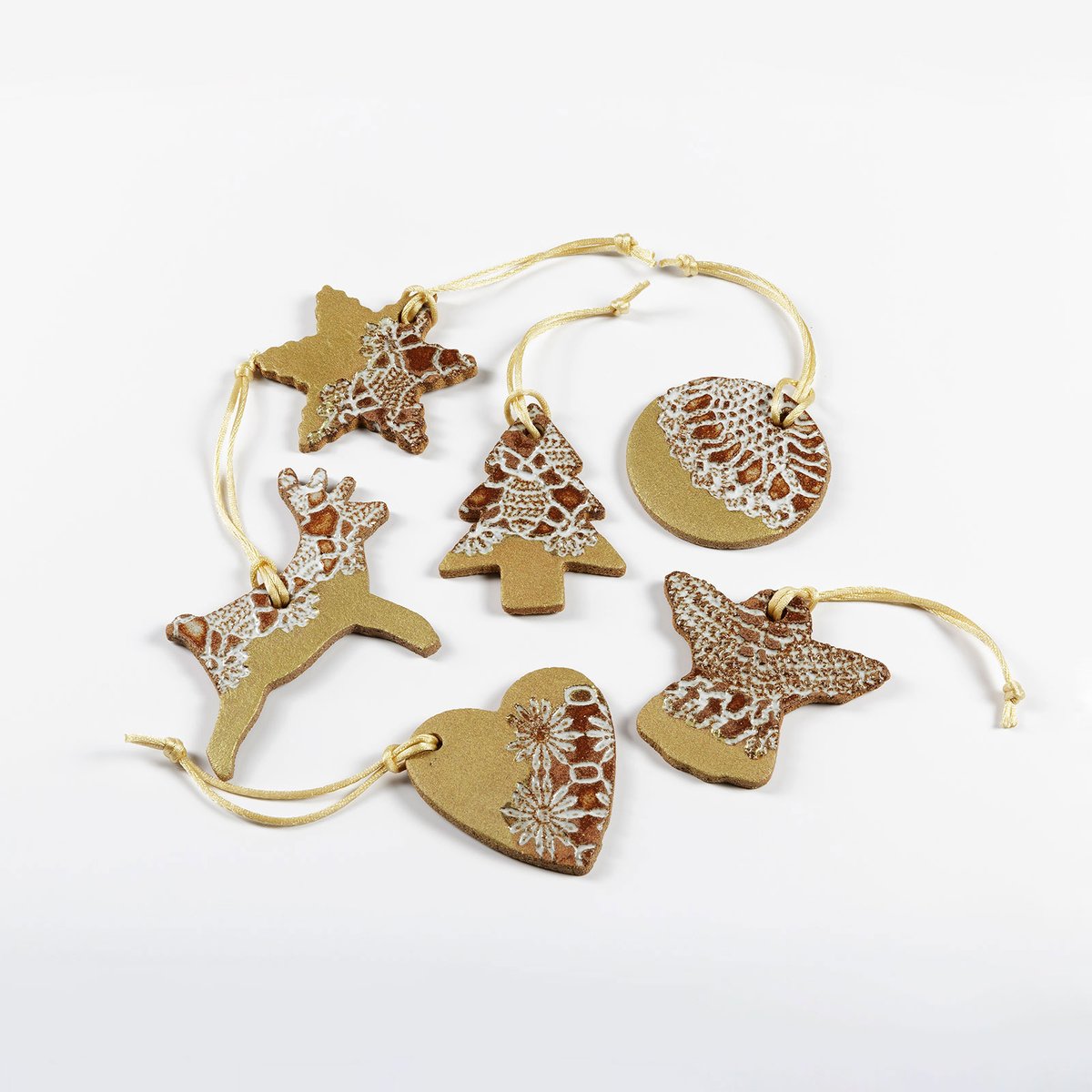 mosnosune's tweet photo. Decoramos con alma tu hogar.

Las Nevadetas son delicadas figuritas artesanales que fusionan la calidez de la blanca tradición con la fuerza de los atrevidos dorados en una luminosa y festiva combinación.

https://t.co/s3i5fjXyeO

#mosnosune #adornosnavidad #navidad2024 https://t.co/TS9Sl97vrY