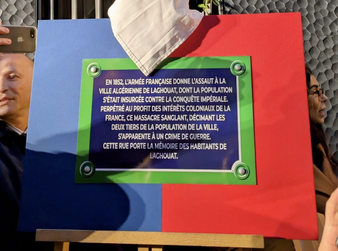 En 1852, l’armée coloniale française massacrait 2500 personnes à Laghouat.

Sur notre proposition, Paris leur rend aujourd’hui hommage en inaugurant une plaque commémorative rue de Laghouat.

Prochaine étape : la restitution des clés et des étendards de la ville. 

Il est temps.