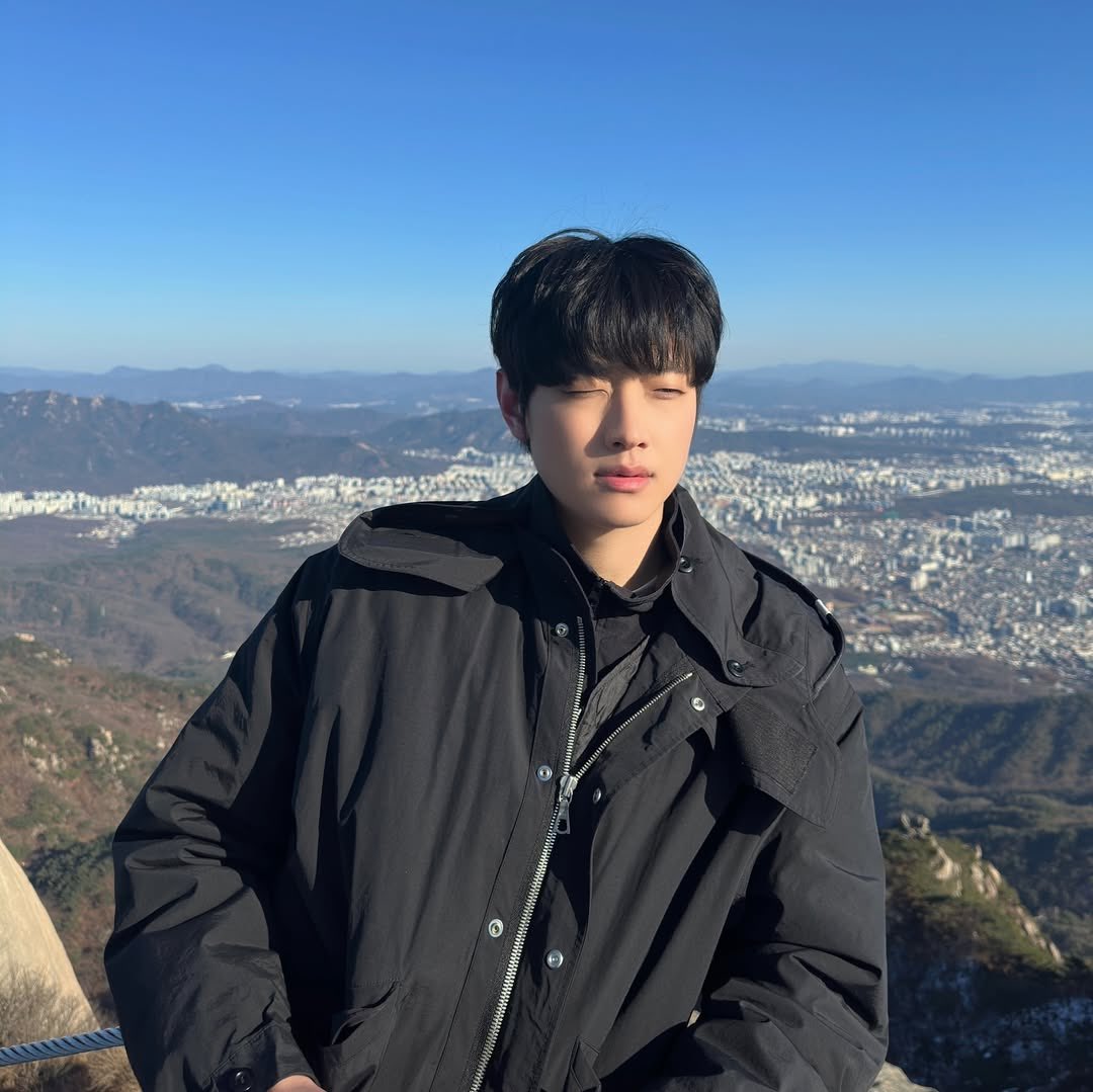 눈도 못뜨는 이 우람한 아기는 
제가 업고 하산시키겠습니다