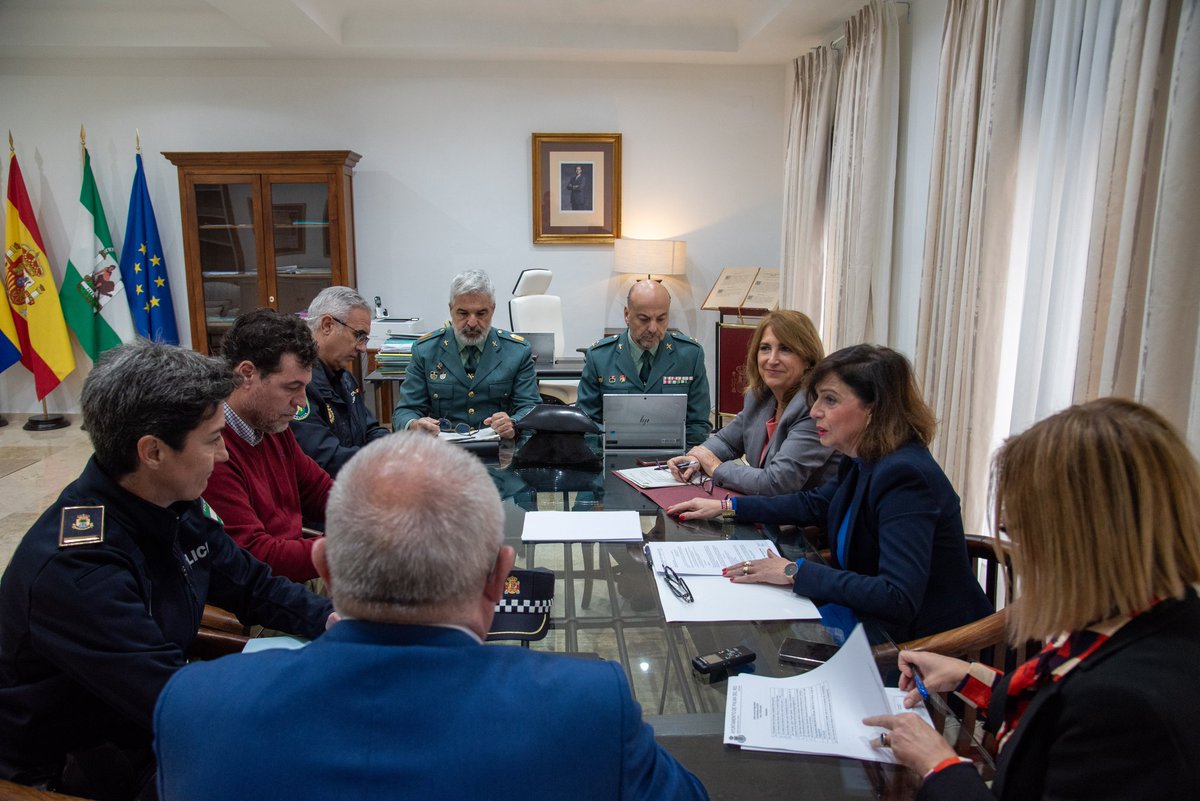 SubGobCord's tweet photo. La subdelegada del Gobierno, Ana López, y la alcaldesa de Palma del Río, Matilde Esteo, copresiden la Junta Local de Seguridad.

Ambas, junto a miembros de la Guardia Civil y Policía Local, han  abordado los principales asuntos que afectan al municipio en esta materia.

#Córdoba https://t.co/TxeLJEjm8a