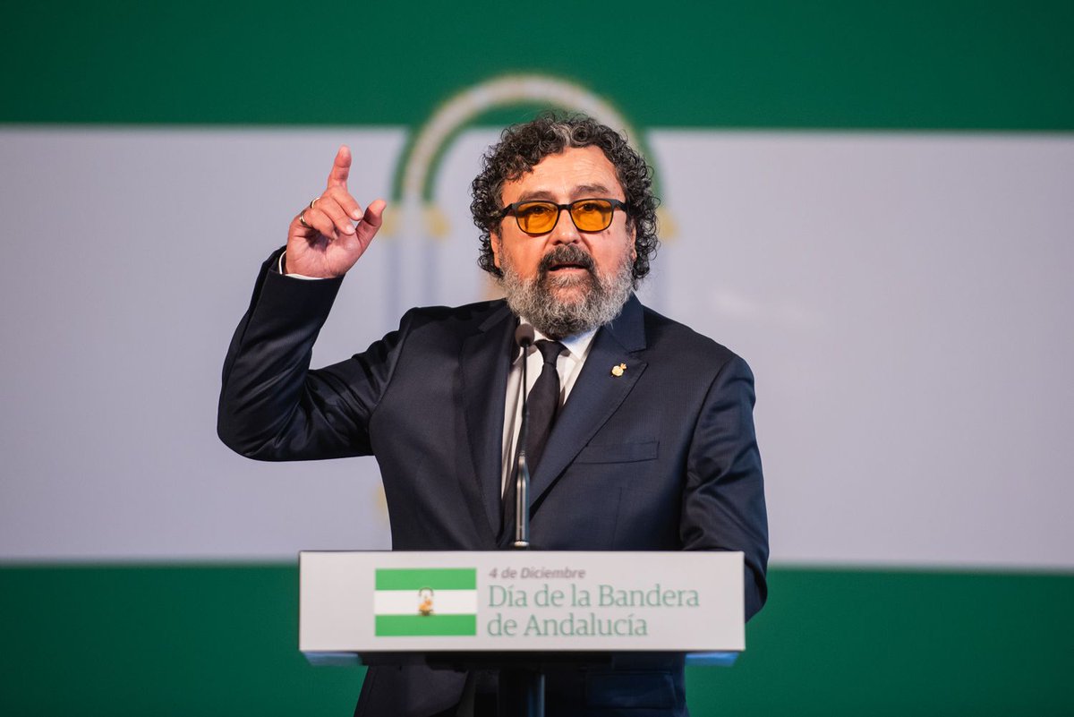 "Donde más me gusta ver la bandera de Andalucía es en la puerta de los hospitales públicos, en la puerta de los colegios públicos y de los museos públicos porque digo esto es nuestro, de todos, mío. Y no verla en las fronteras o en los muros coronados por concertinas".
Paco Tous