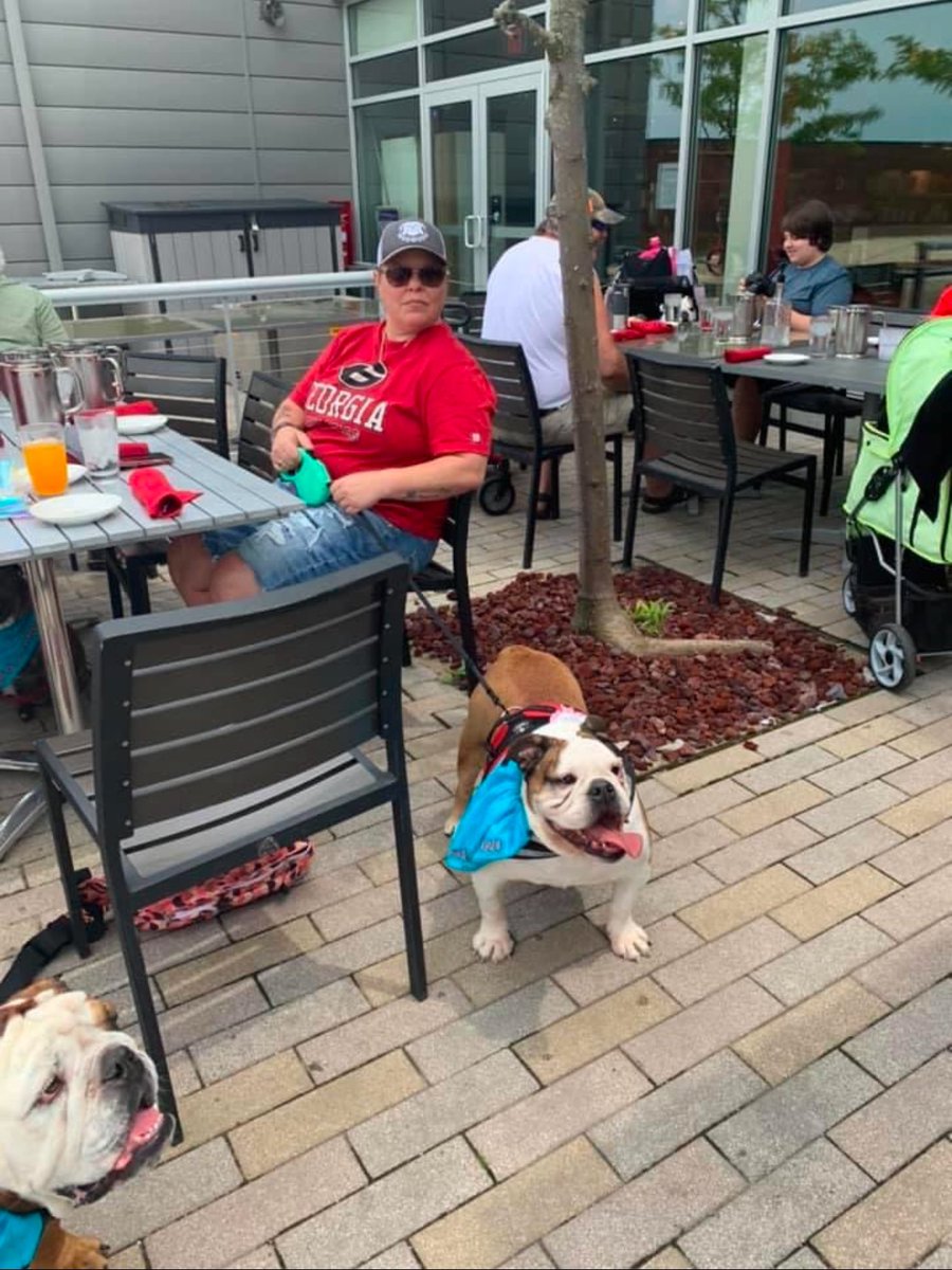 AKCHercules's tweet photo. I gave her that Georgia Bulldogs sign at #Bullybash2020. It was a pleasure meeting her then. She was very gracious and hanged out with us and we sat next to her and Manny while eating out and hanging out by the pool. God bless you Melanie.❤️🙏🌈 https://t.co/vMTR0PtZQt