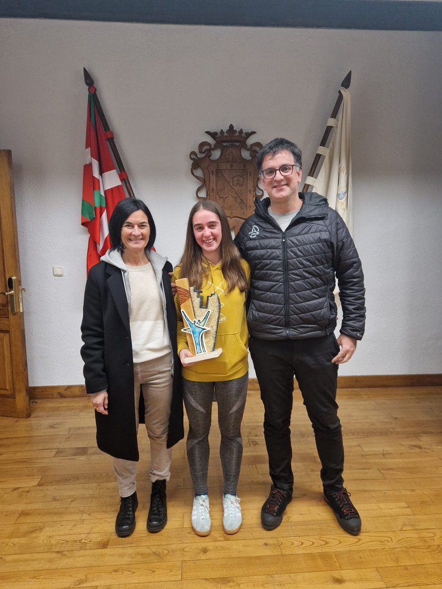 BIKOTE GAZTEEN EUSKAL HERRIKO 46. DANTZA SOLTE TXAPELKETA irabazi berri du Onditz Esnaola herritarrak Jurgi Errandonea-rekin bikote eginez.

Irabazlearen saria LIZARTZAKO UDALAri entregatu dio Onditzek, herriari eskerrak emateko modua dela azpimarratu digularik.

Zorionak Onditz