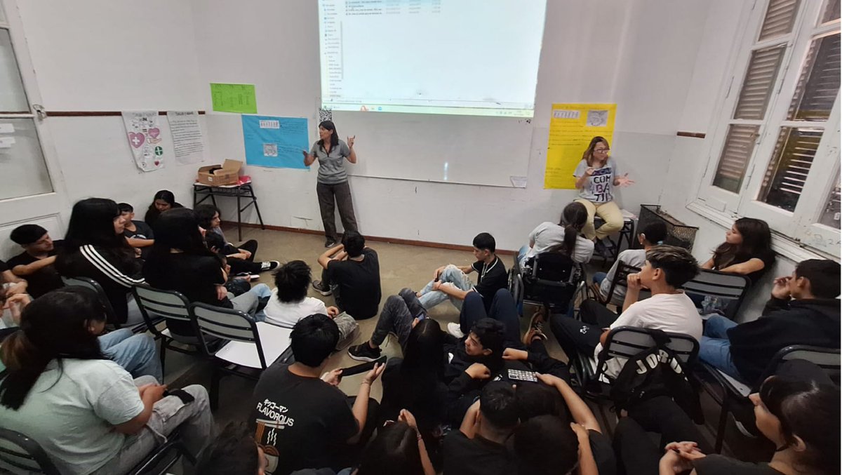 Llevamos adelante una serie de capacitaciones a profesores, directivos y estudiantes de escuelas de Rosario sobre accesibilidad comunicacional. Reflexionamos el rol que tiene para garantizar la inclusión efectiva en las aulas de personas con discapacidad.

defensadelpublico.gob.ar/accesibilidad-…