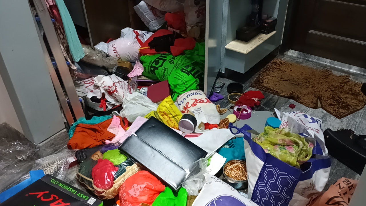 কালিয়াকৈরে গ্রিল কেটে ডাকাতি, স্বর্ণালঙ্কার ও টাকা লুট