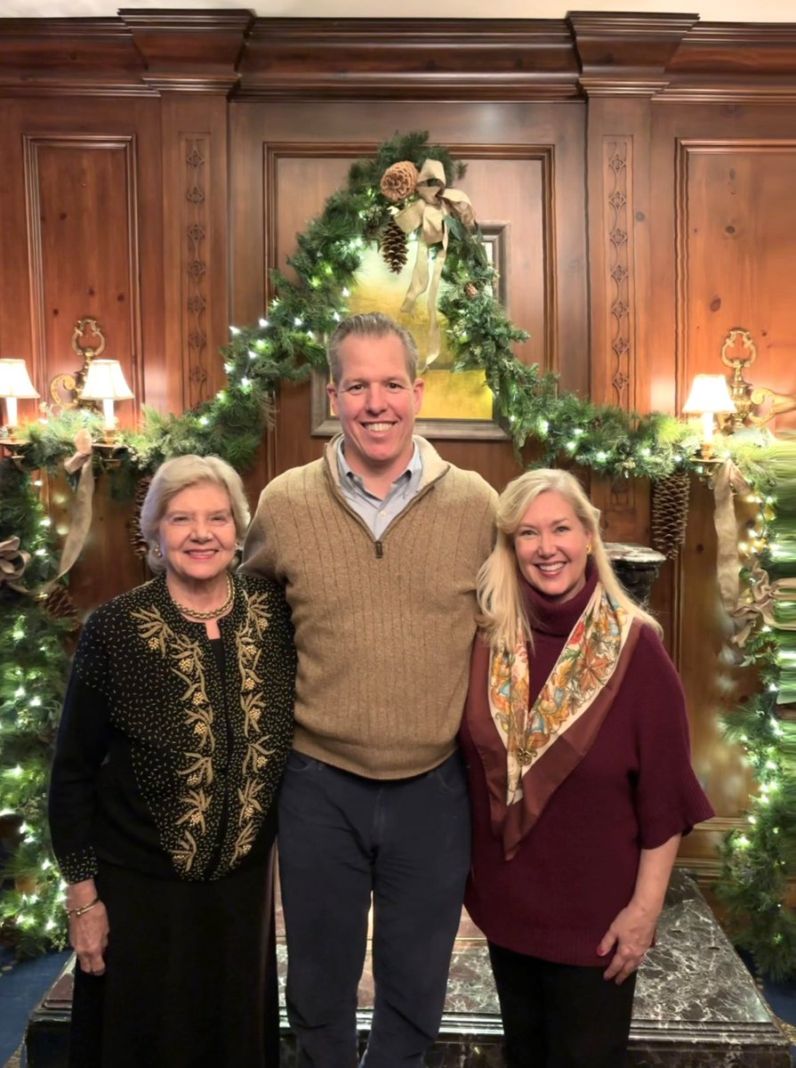 megrhodus's tweet photo. What a wonderful Thanksgiving! We watched the 95th lighting of the Plaza Lights and enjoyed a full weekend of football, leftovers, movies and a little snow.💡🏈🦃🍿☃️#thanksgiving #kc #plazalights https://t.co/FVHGD3xzRS