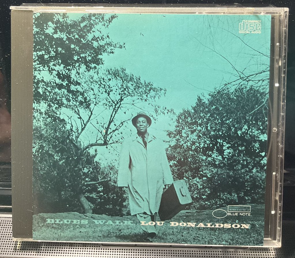 takanomasajazz's tweet photo. 本日の睡眠音楽は、Lou Donaldsonのこれ、「BLUES WALK 」
Blue WalkのテンポのLou 凄く好き、Congaの #RayBarrettoも👍特急行テンポの「Move」、ミディアムの「The Masquerade Is Over」などの歌ものもゴキゲン😊👍#LouDonaldson Pf #HermanFoster https://t.co/wggv67qc8O