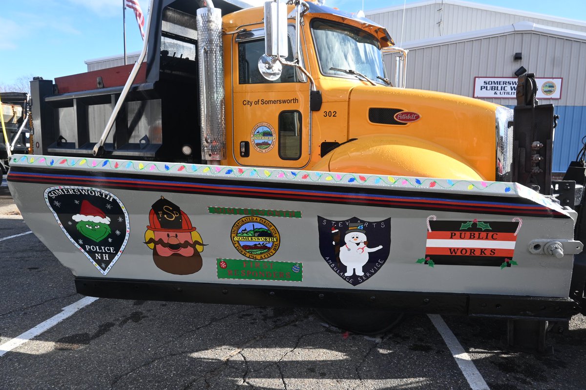 Somersworth snowplow operators will spread more than salt when they clear the roads this winter. Thanks to some talented artists, two of the snowplow trucks will spread lots of holiday cheer as well!“Everybody in the city loves it,” said one DPW worker.🎄
unionleader.com/news/weather/s…