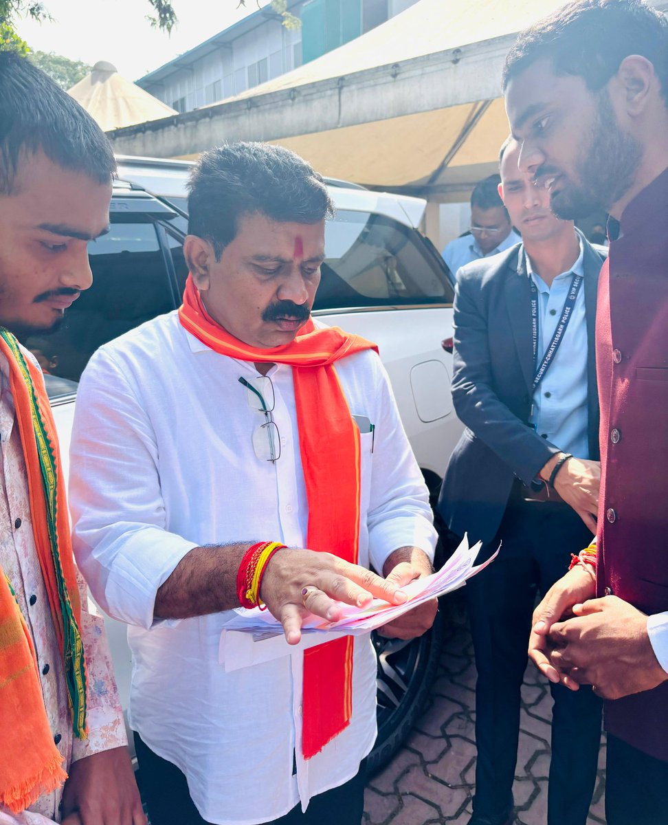 क्षेत्र की भिन्न भिन्न समस्या एवम उमरवाही गुण्डरदेही  डोंगरगांव मुख्यमार्ग का चौड़ीकरण एवं मजबूतीकरण स्वीकृति कराने के विषय में विधानसभा अध्यक्ष <a href="/drramansingh/">Dr Raman Singh</a> जी पीडब्ल्यूडी मंत्री <a href="/ArunSao3/">Arun Sao</a> जी एवम प्रभारी मंत्री  <a href="/vijaysharmacg/">Vijay sharma</a>  जी से सुखद भेंट हुई।
<a href="/narendramodi/">Narendra Modi</a> <a href="/BJP4India/">BJP</a>
