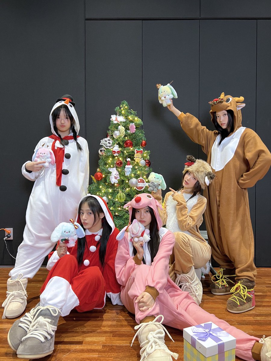 newjeansnews_'s tweet photo. All I want for Christmas is a Phoning Christmas Live🥹🧍‍♀️🎄 https://t.co/6y3h7Lbp8S