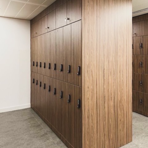 We can tell NATURAL CARINI WALNUT is on trend right now, a woodgrain that conveys warmth and elegance to this #locker room.
Geared up with sleek DIGITAL COMBINATION LOCKS in black, our lockers are able to transform spaces making them both functional and inviting.
#freewall #egger