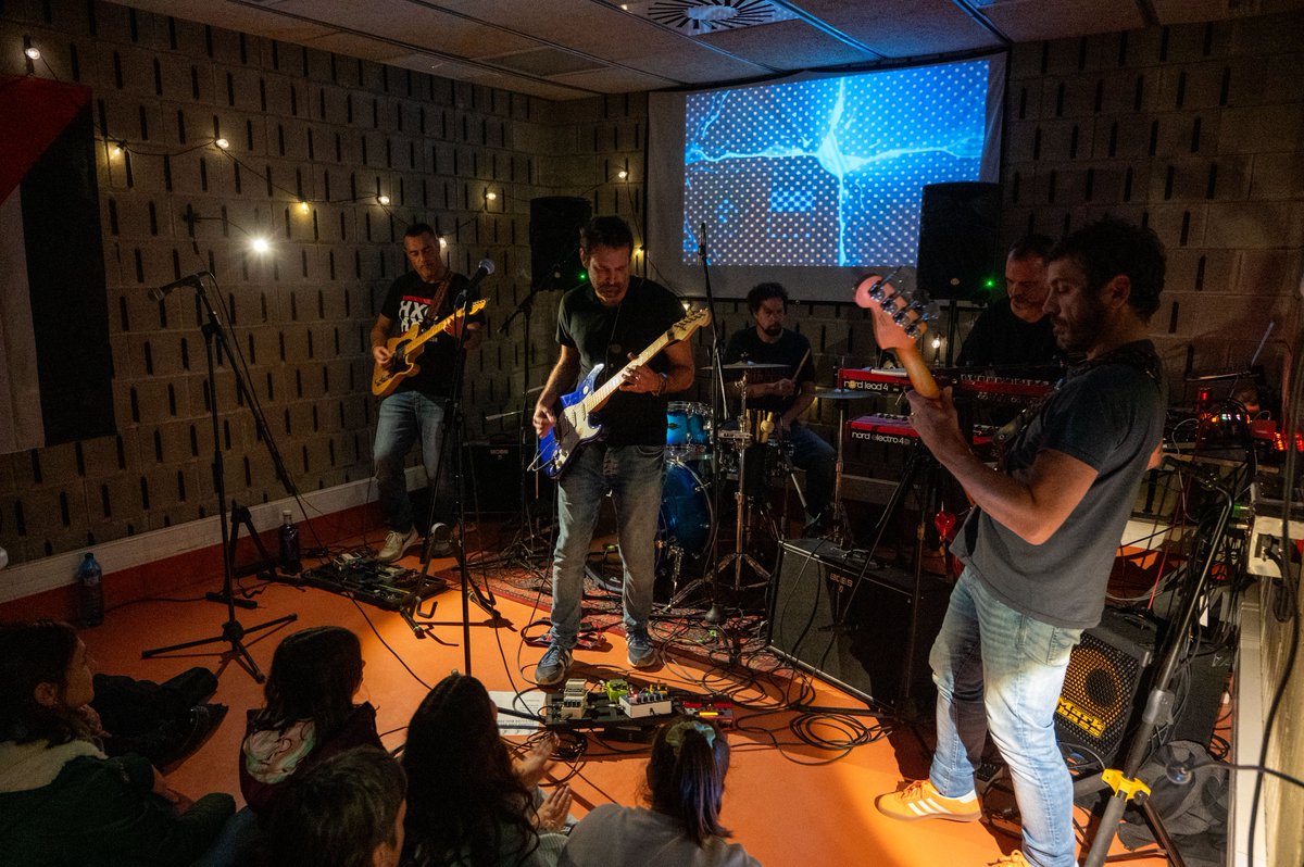 SalaNauB1's tweet photo. 🎉 Ja tenim aquí algunes fotografies de la festassa que vam viure dissabte a La Nit dels Bucs!

🎶 Amb els concerts de Burxa, @Katharsis_Band i Las Santas, i l'enregistrament en directe del nou EP de Zanahorions als Bucs d'assaig musical https://t.co/DvNOWWrB1U