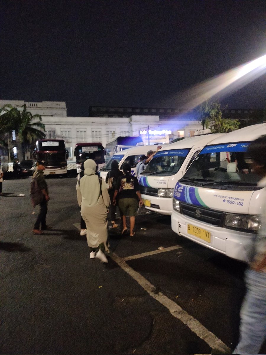 catchmeehh's tweet photo. @PT_Transjakarta Ini semua ya min. Kayaknya bukan cuma 1 mobil aja. Tapi rute ini yg perlu banyak perbaikan https://t.co/85007MiYnC