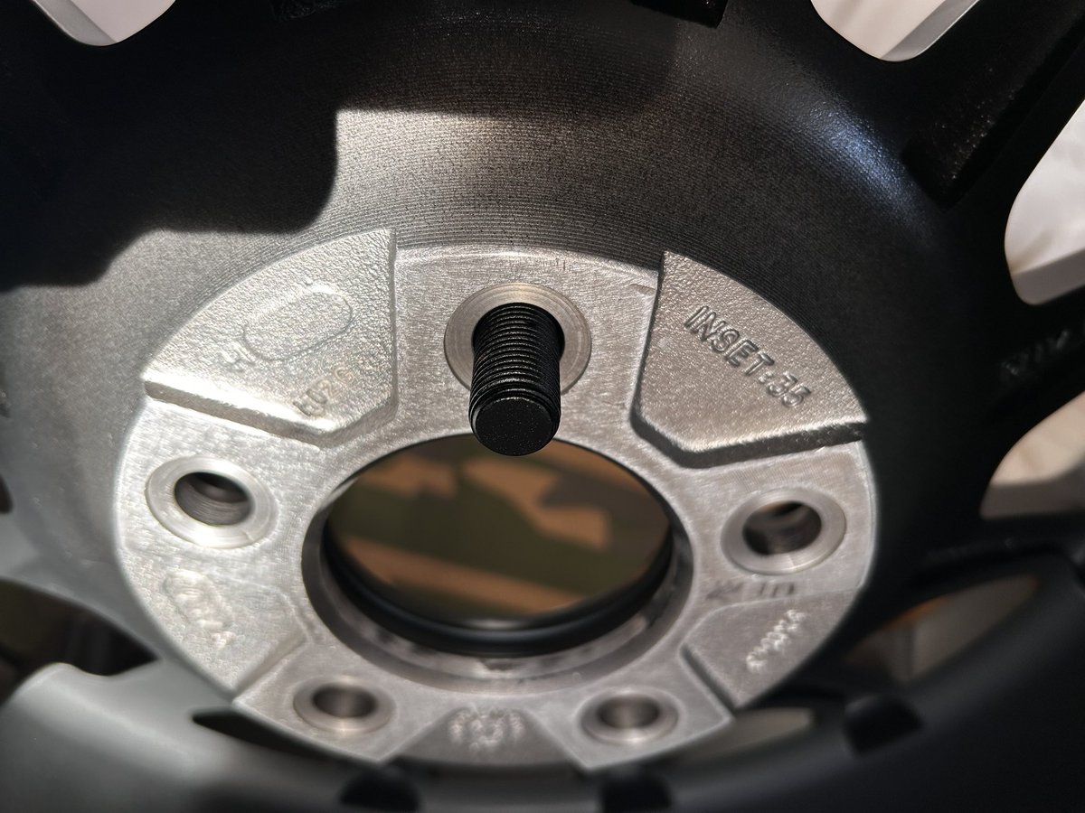tottixtossi's tweet photo. ﾃﾞﾙﾀﾌｫｰｽ取付にあたりRAV4は一般的なM12ナット式→NXがM14ボルト式となり径も太くなるのでホイール側の穴にボルトが入るのか一応確認🕵️‍♂️
結果…問題ありませんでした~🙆‍♂️
ロックボルトも安心安全のKYO-EI👍
しかしAmazonの個数制限で8個しか買えず…なんでやねん👋🤣

#LexusNX
#DeltaForceOval https://t.co/D6j9IsAwyf