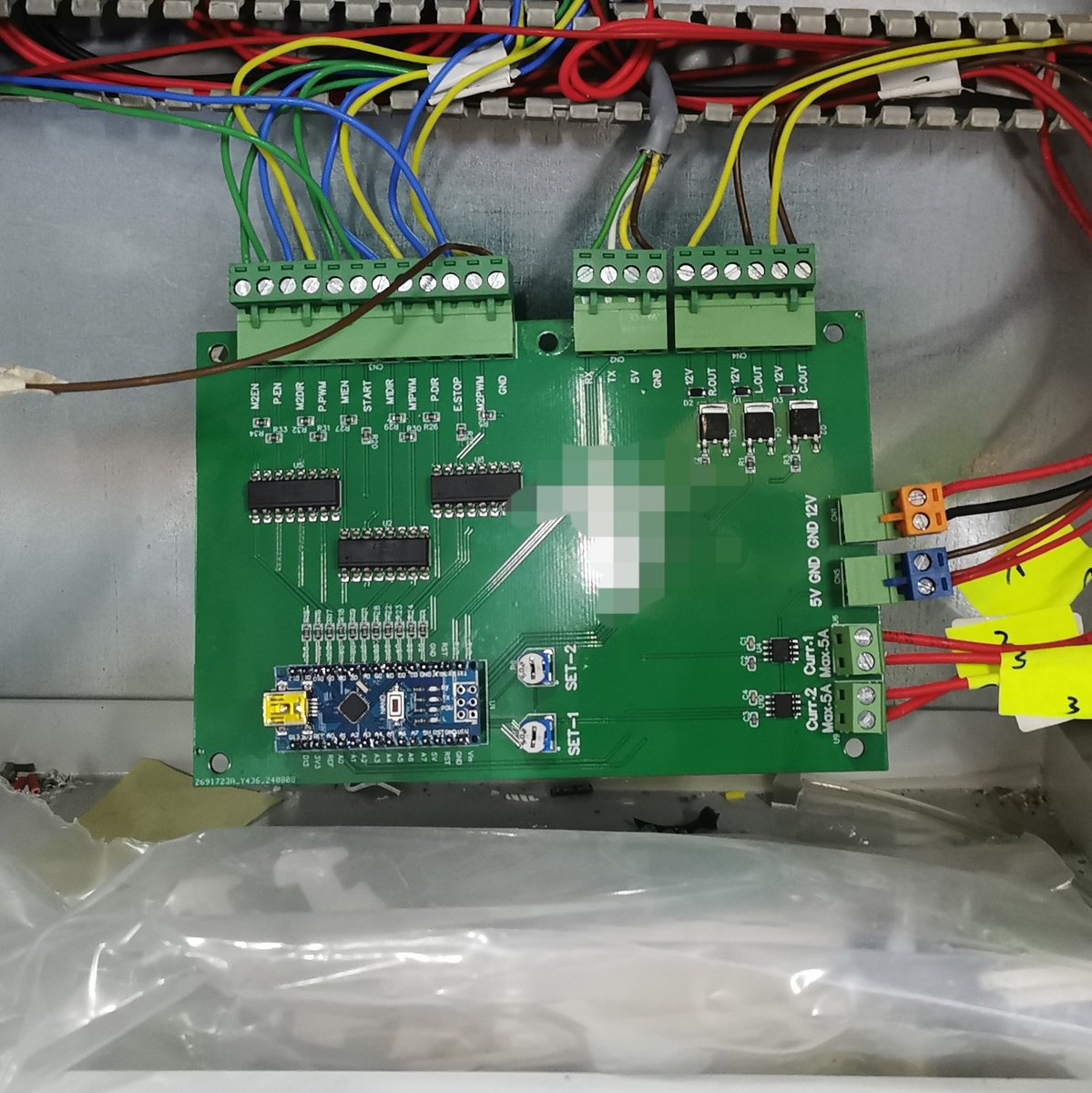 Türkiyede mecburen(!) elde çizilip yapılan otomasyon kontrol kartını JLCPCB ile İngiltere ye sipariş ettim, böyle 5 tanesi, 40£ a mal oldu. Çantaya atıp getirdim, şimdi Türkiyede üretim yapan bir makinada çalışıyor.
Șunu gümrüğe takmanın nesi vatan severlik?